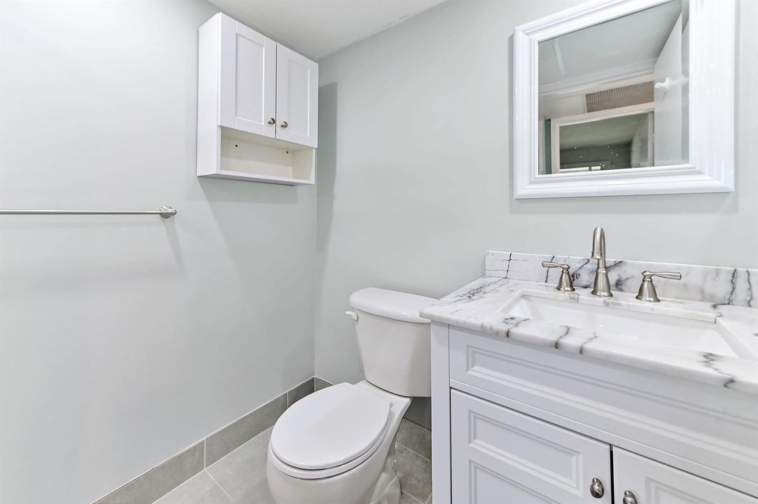16 Bathroom 02