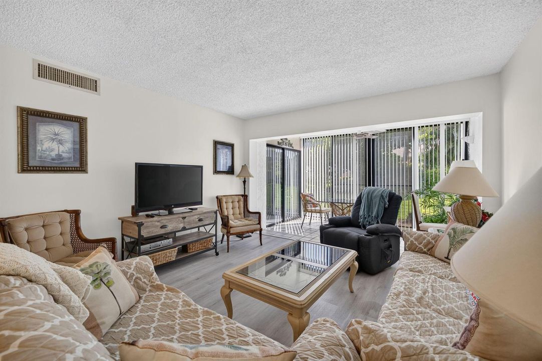 LARGE LIVING ROOM