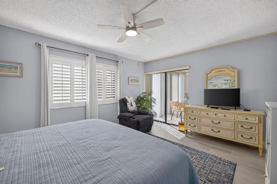 MASTER BEDROOM.........