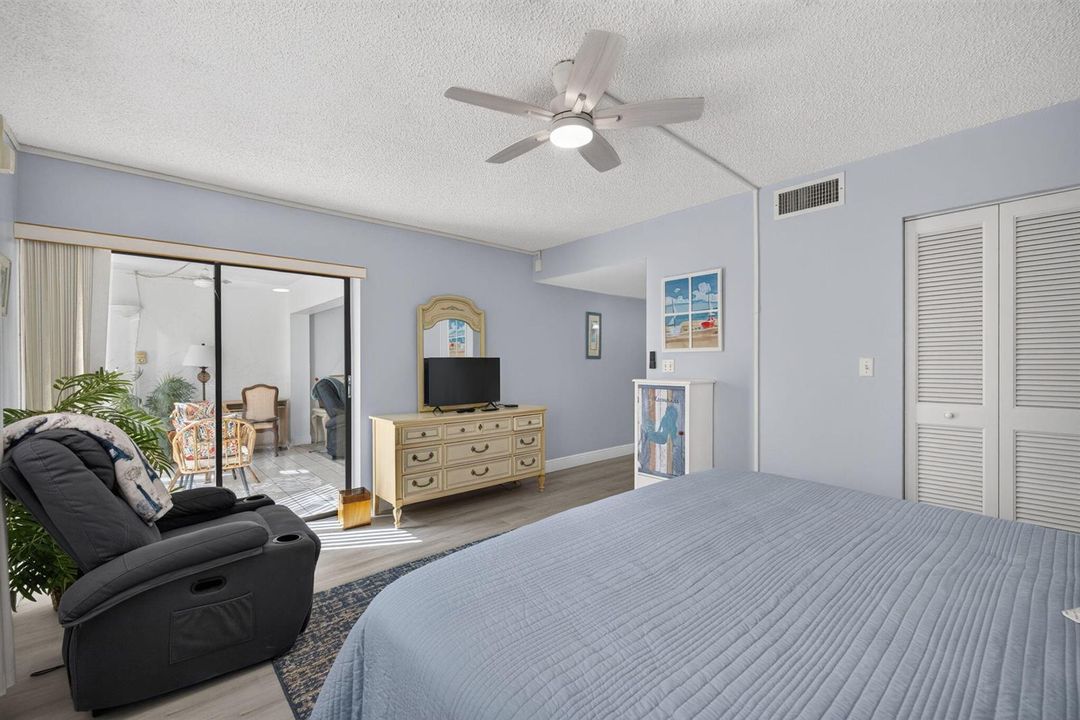MASTER BEDROOM.....