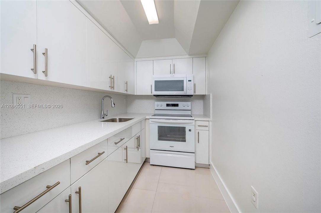 For Sale: $275,000 (2 beds, 2 baths, 793 Square Feet)
