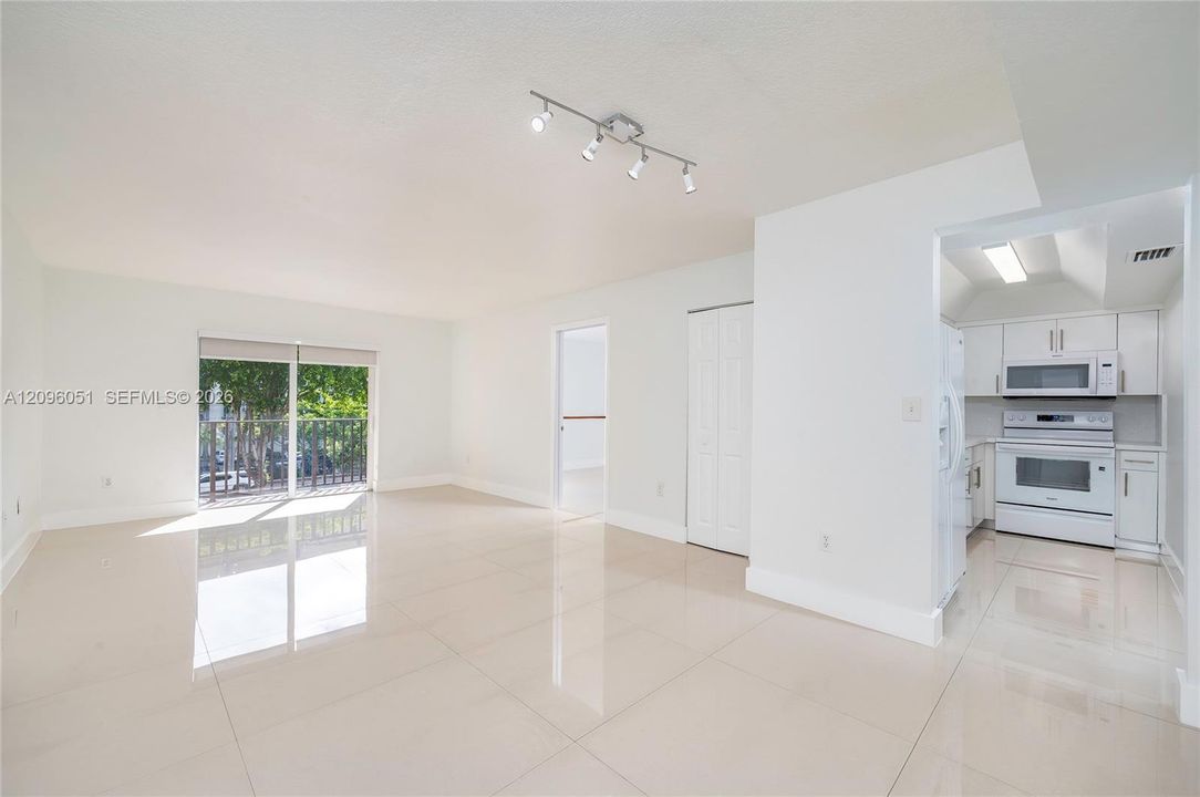 For Sale: $275,000 (2 beds, 2 baths, 793 Square Feet)
