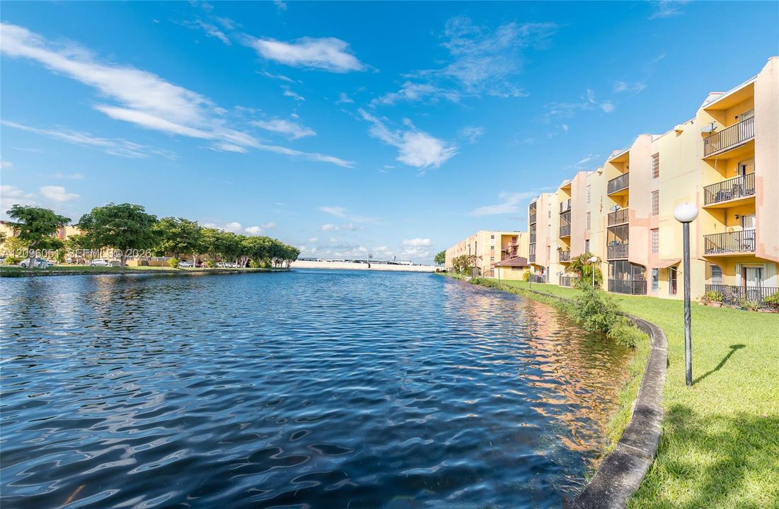 For Sale: $275,000 (2 beds, 2 baths, 793 Square Feet)