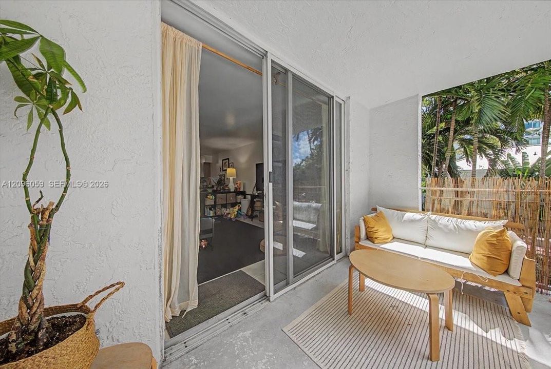 For Sale: $360,000 (2 beds, 1 baths, 926 Square Feet)