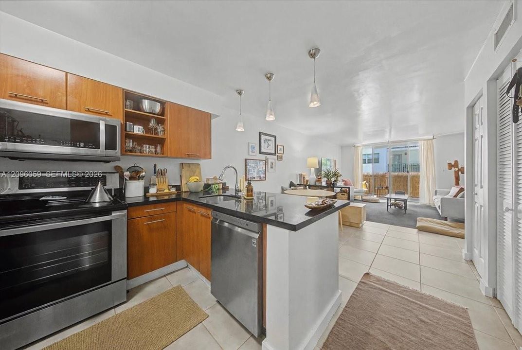 For Sale: $360,000 (2 beds, 1 baths, 926 Square Feet)