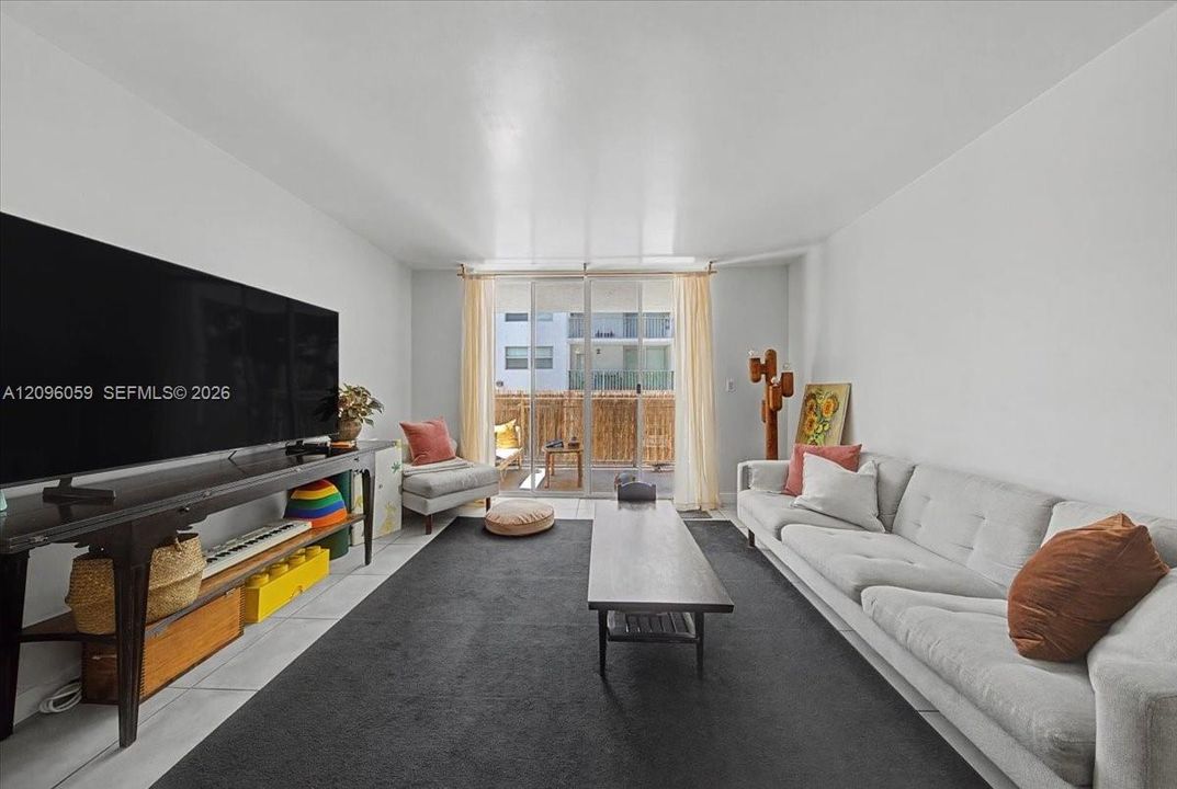 For Sale: $360,000 (2 beds, 1 baths, 926 Square Feet)