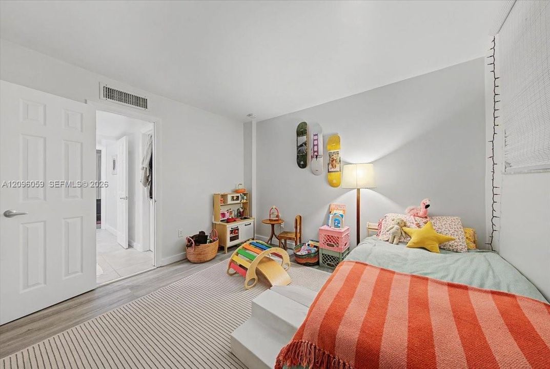 For Sale: $360,000 (2 beds, 1 baths, 926 Square Feet)