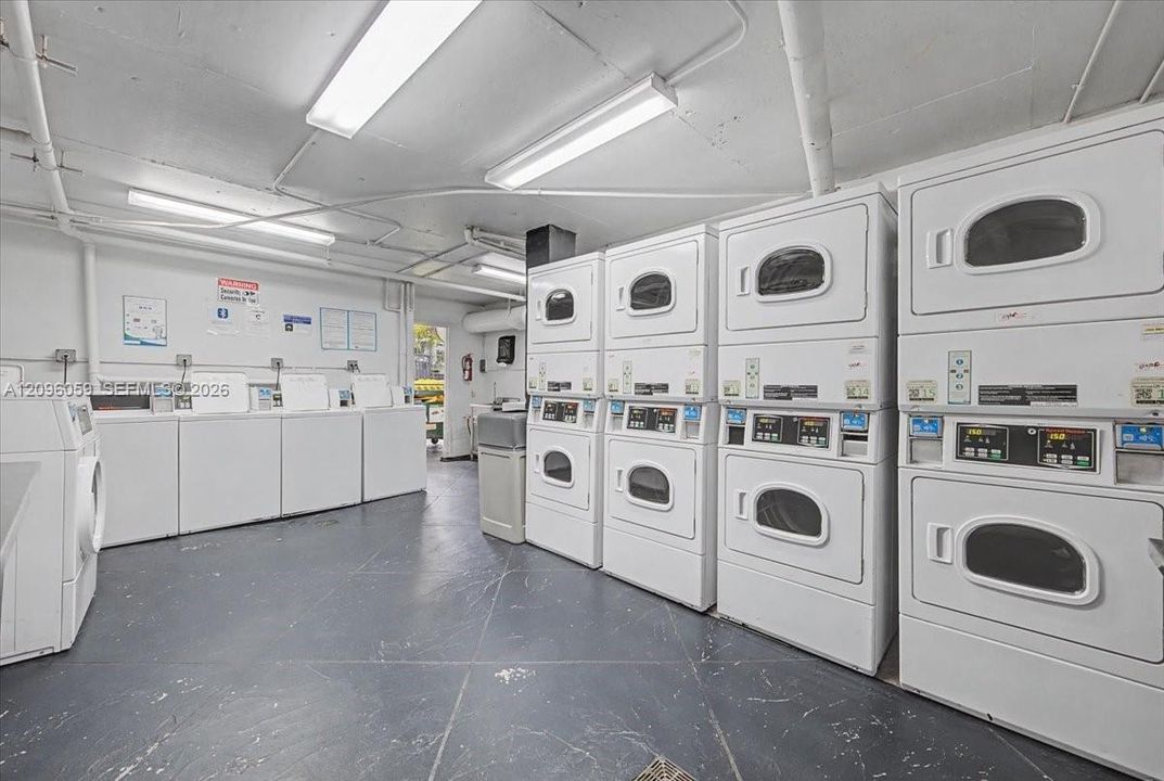 For Sale: $360,000 (2 beds, 1 baths, 926 Square Feet)