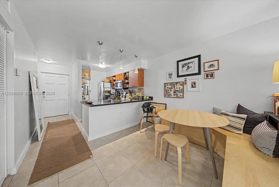 For Sale: $360,000 (2 beds, 1 baths, 926 Square Feet)