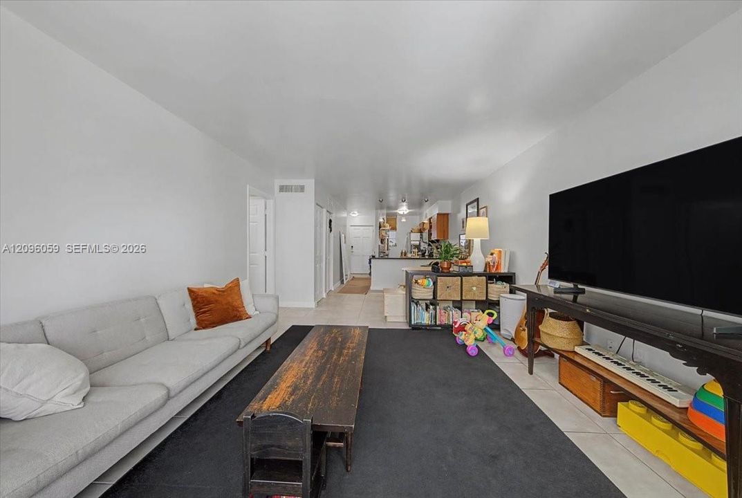 For Sale: $360,000 (2 beds, 1 baths, 926 Square Feet)