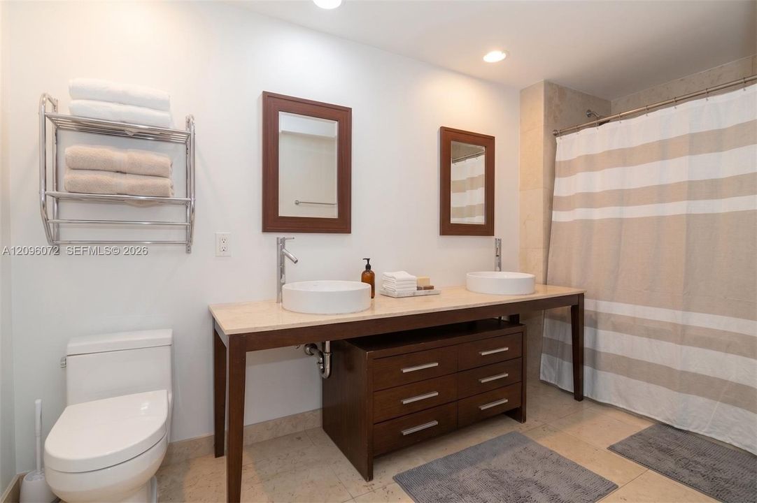 For Sale: $649,000 (1 beds, 1 baths, 984 Square Feet)