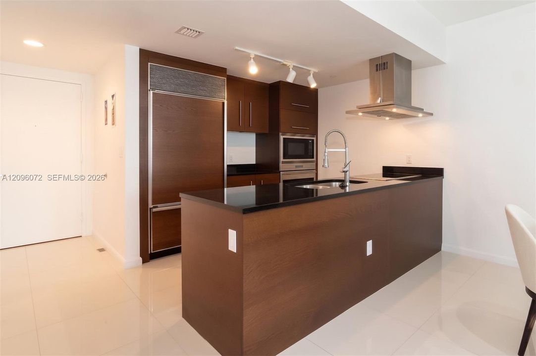 For Sale: $649,000 (1 beds, 1 baths, 984 Square Feet)