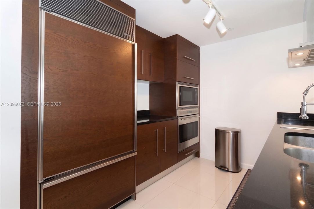 For Sale: $649,000 (1 beds, 1 baths, 984 Square Feet)