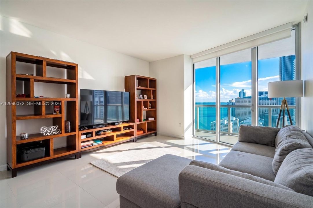 For Sale: $649,000 (1 beds, 1 baths, 984 Square Feet)