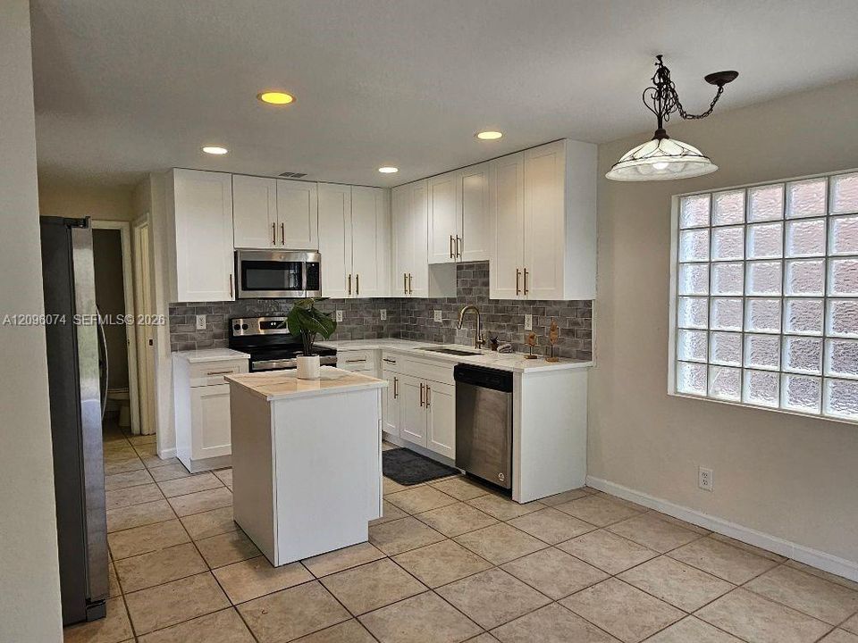 For Rent: $3,200 (4 beds, 2 baths, 1994 Square Feet)