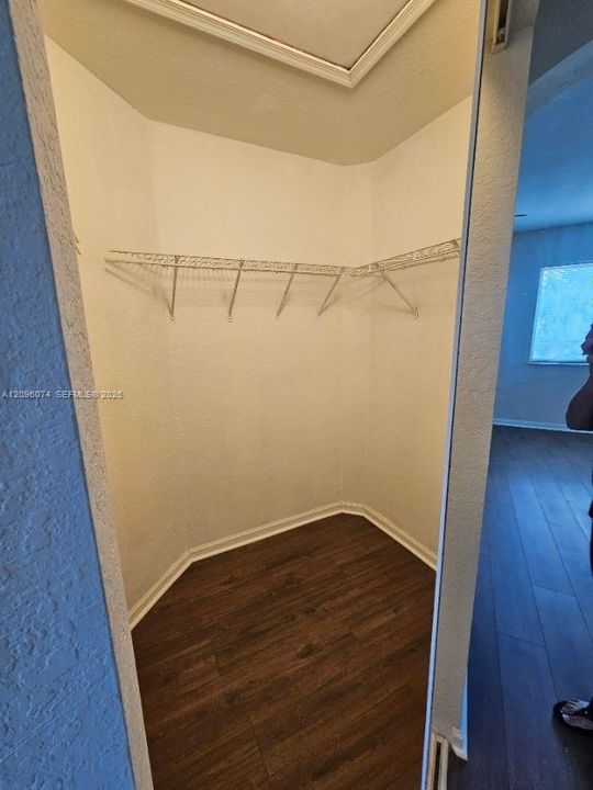 For Rent: $3,200 (4 beds, 2 baths, 1994 Square Feet)