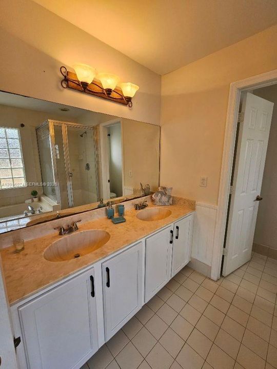 For Rent: $3,200 (4 beds, 2 baths, 1994 Square Feet)