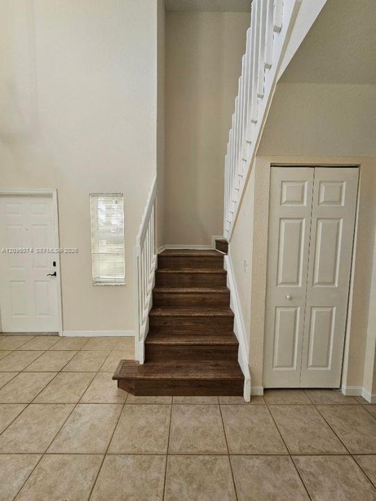 For Rent: $3,200 (4 beds, 2 baths, 1994 Square Feet)