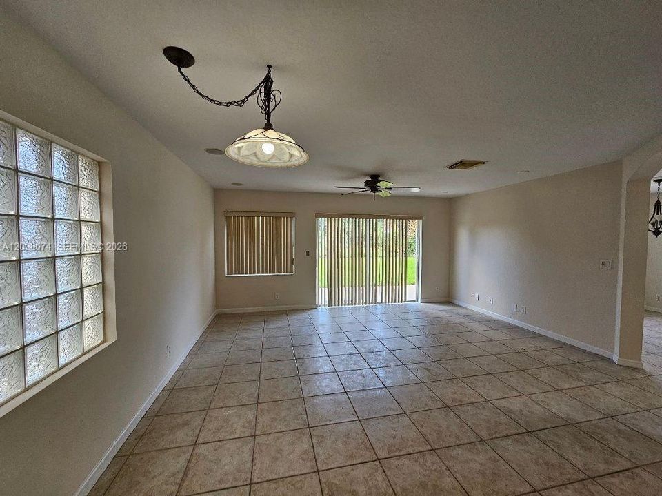 For Rent: $3,200 (4 beds, 2 baths, 1994 Square Feet)