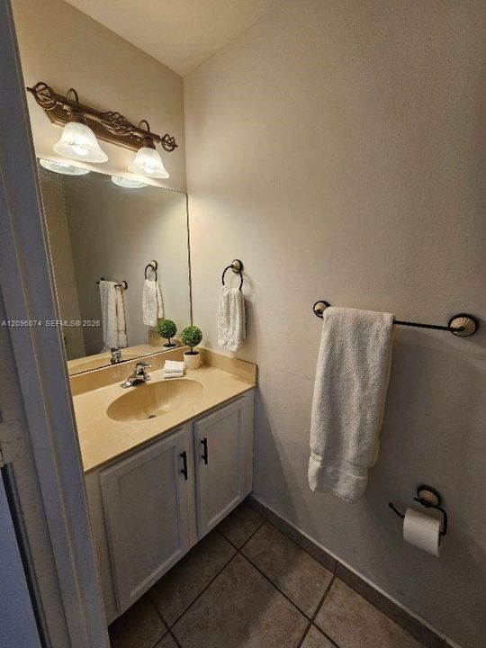 For Rent: $3,200 (4 beds, 2 baths, 1994 Square Feet)
