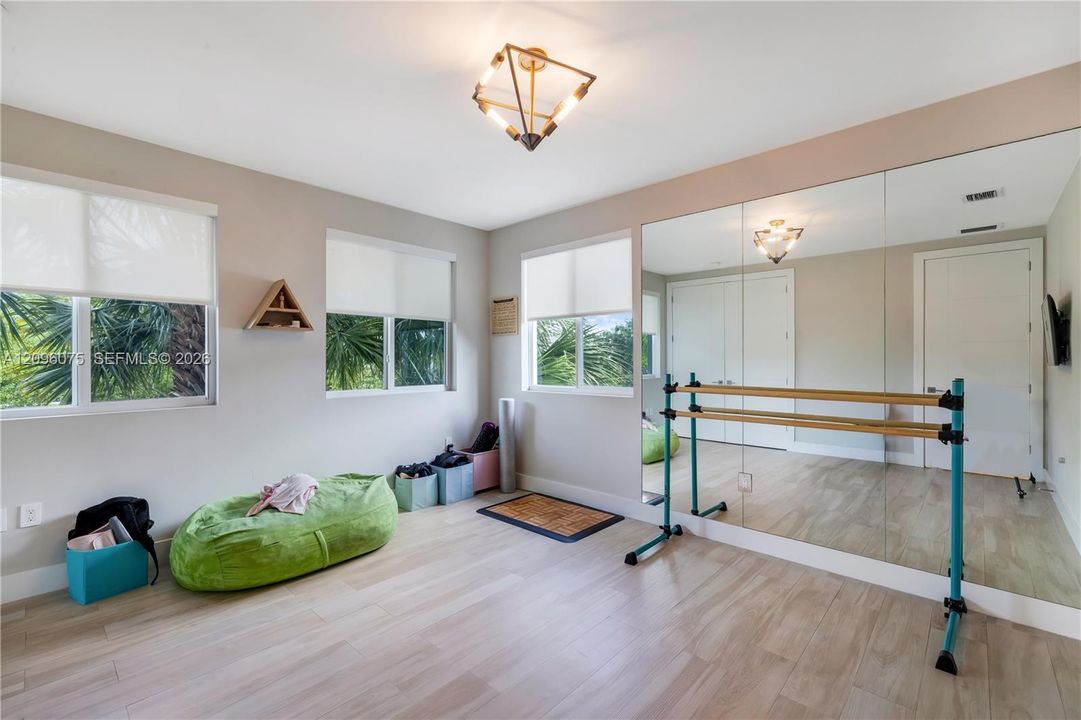 En Venta: $3,198,000 (5 camas, 4 baños, 3726 Pies cuadrados)