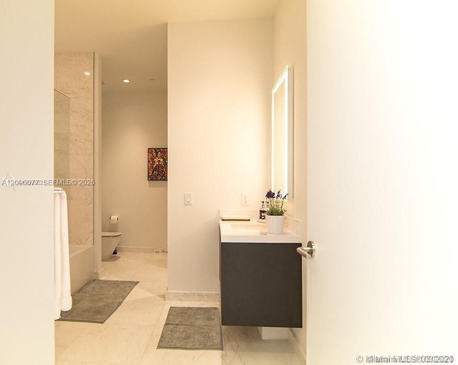 For Sale: $495,000 (1 beds, 1 baths, 732 Square Feet)