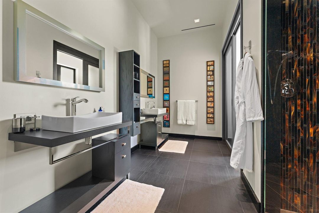 2nd FL Guest Bath - South