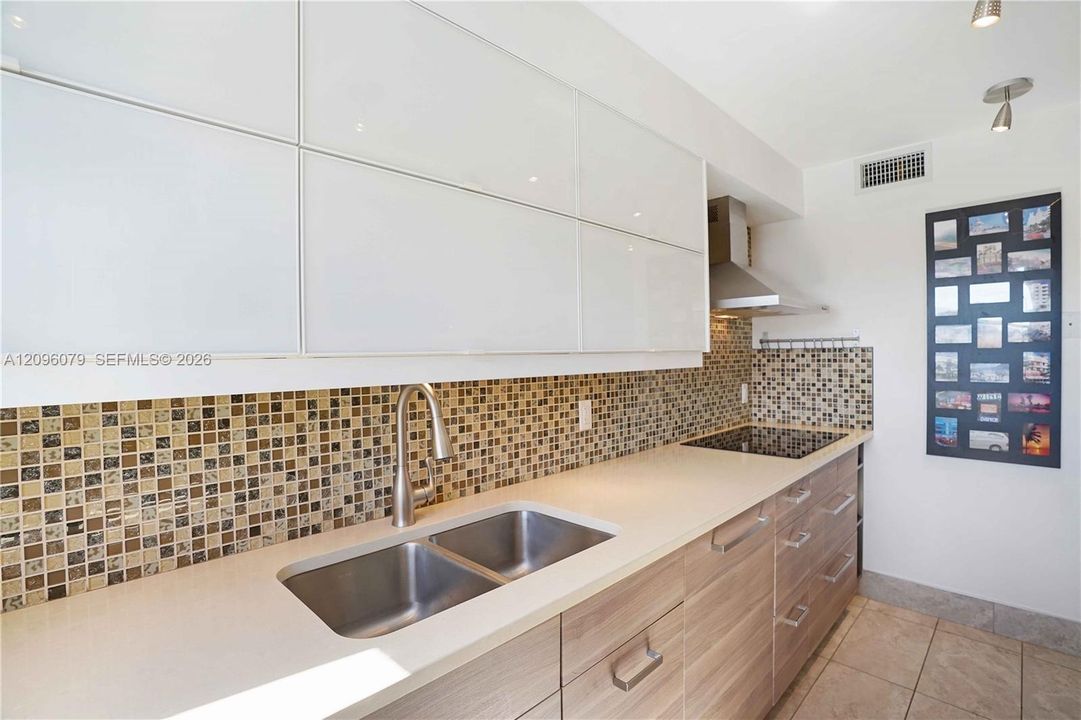 For Sale: $410,000 (1 beds, 1 baths, 845 Square Feet)