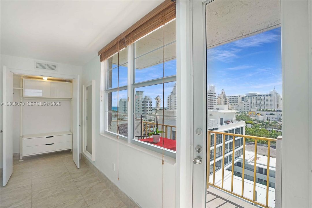 For Sale: $410,000 (1 beds, 1 baths, 845 Square Feet)