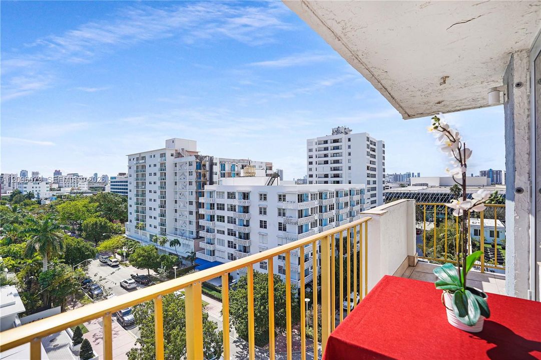 For Sale: $410,000 (1 beds, 1 baths, 845 Square Feet)