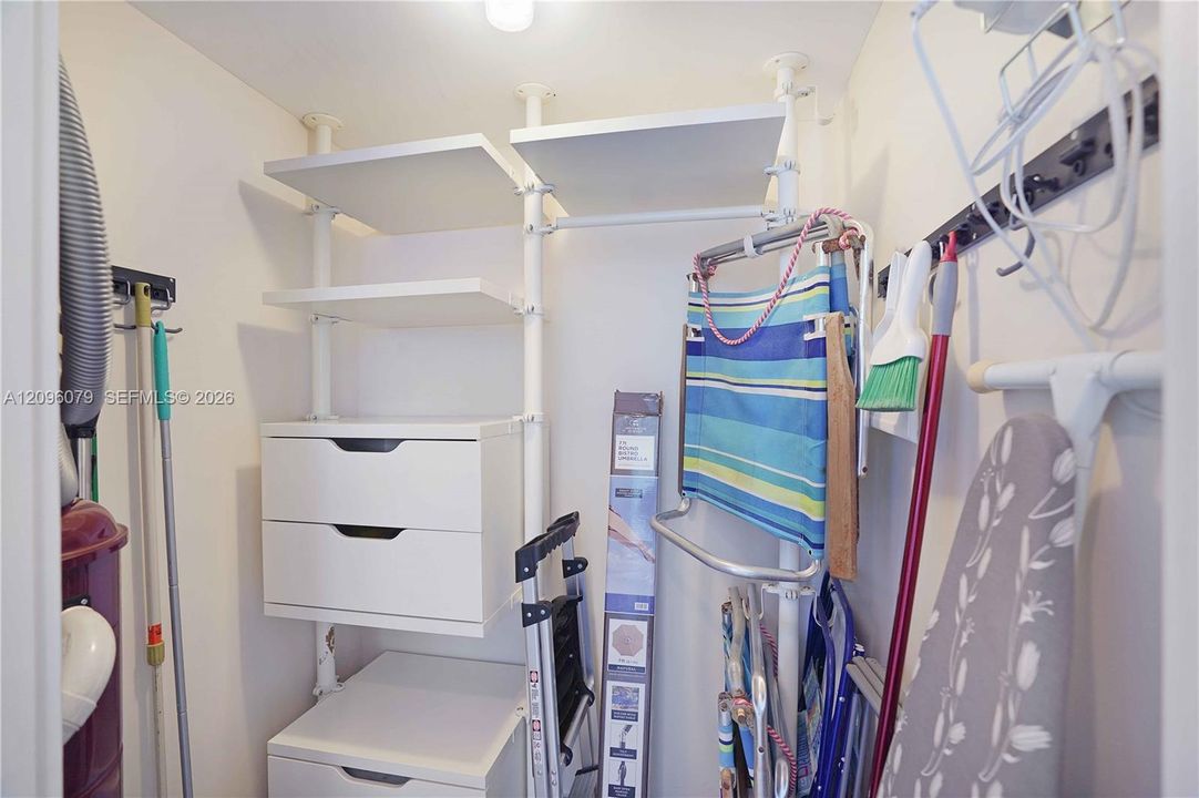 For Sale: $410,000 (1 beds, 1 baths, 845 Square Feet)