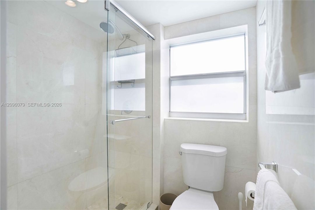 For Sale: $410,000 (1 beds, 1 baths, 845 Square Feet)