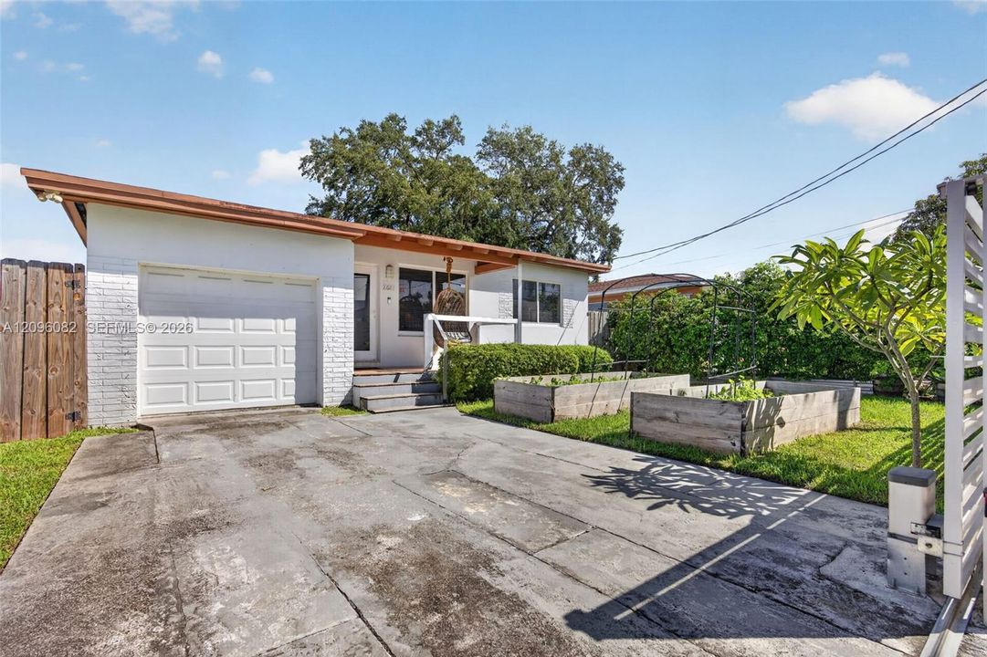 For Sale: $1,350,000 (3 beds, 2 baths, 1355 Square Feet)