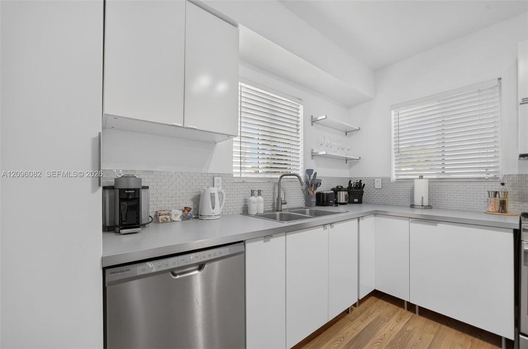 For Sale: $1,350,000 (3 beds, 2 baths, 1355 Square Feet)