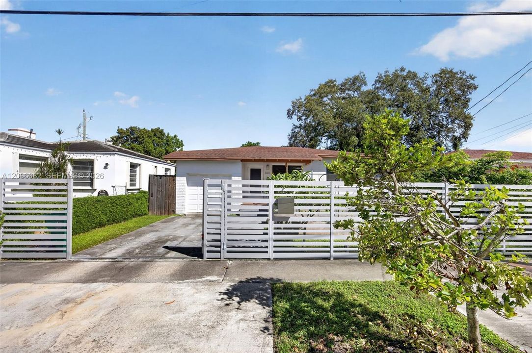 For Sale: $1,350,000 (3 beds, 2 baths, 1355 Square Feet)