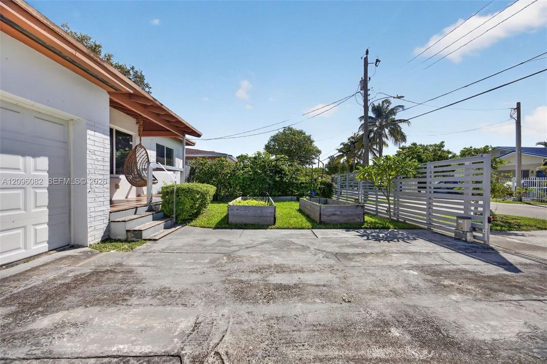 For Sale: $1,350,000 (3 beds, 2 baths, 1355 Square Feet)
