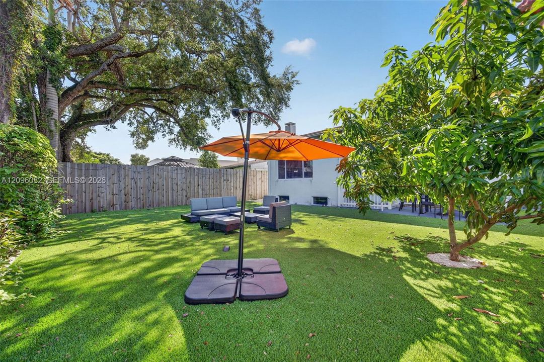 For Sale: $1,350,000 (3 beds, 2 baths, 1355 Square Feet)