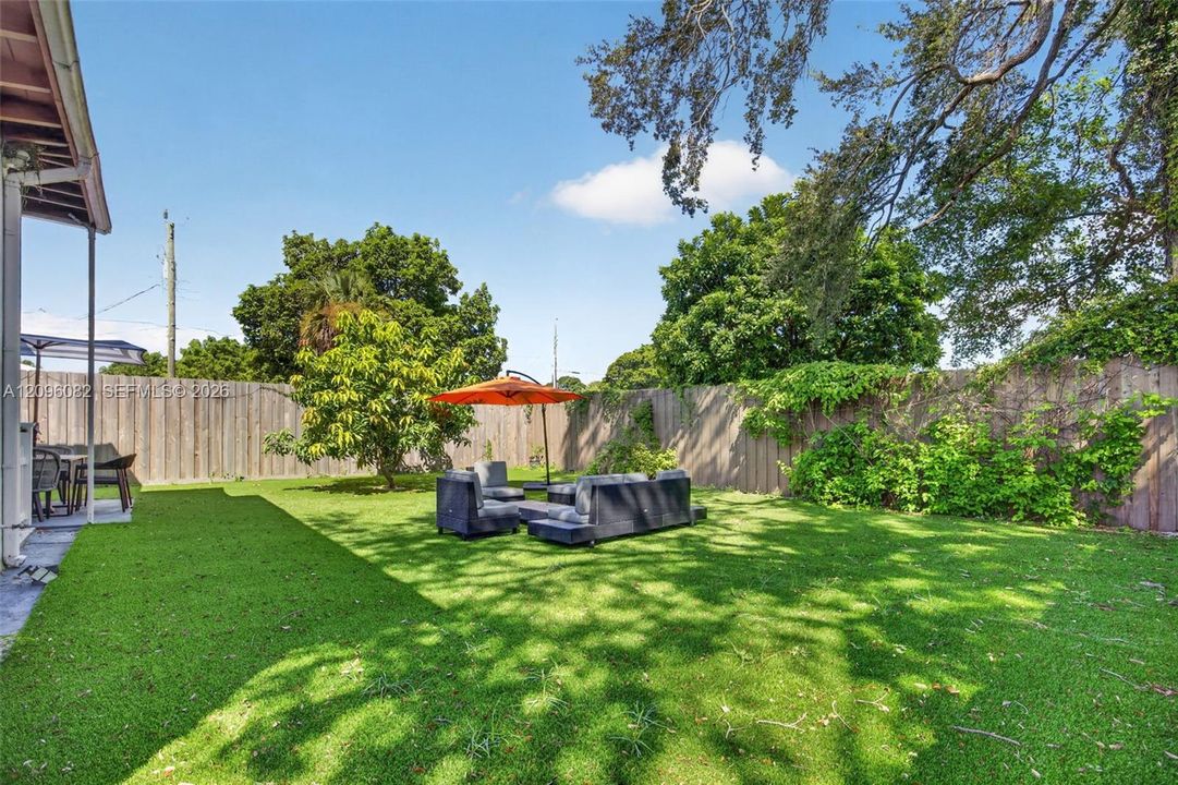 For Sale: $1,350,000 (3 beds, 2 baths, 1355 Square Feet)