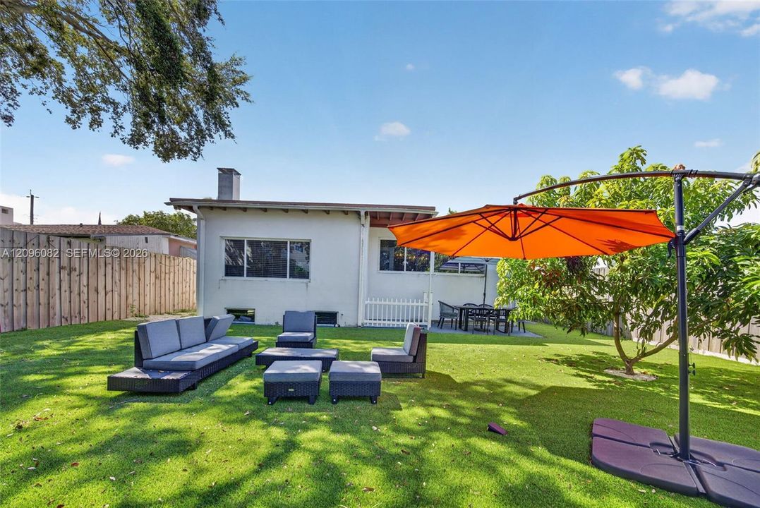 For Sale: $1,350,000 (3 beds, 2 baths, 1355 Square Feet)