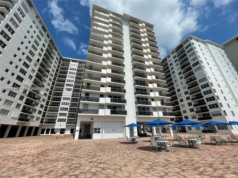 For Sale: $639,000 (2 beds, 2 baths, 1010 Square Feet)