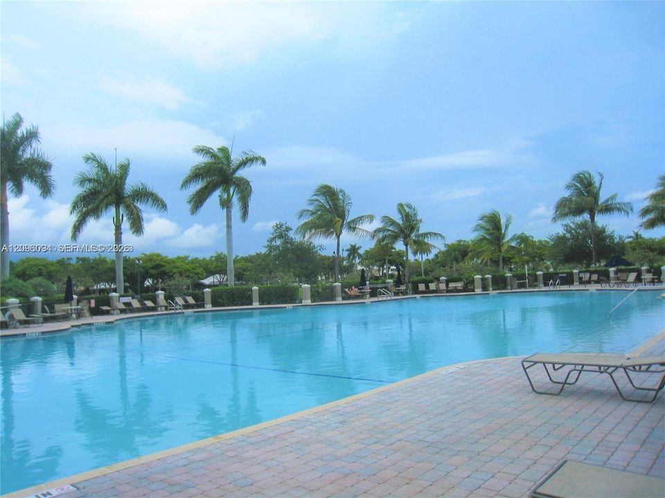 For Sale: $279,000 (2 beds, 2 baths, 817 Square Feet)