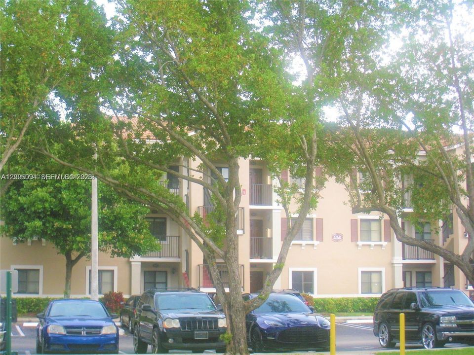 For Sale: $279,000 (2 beds, 2 baths, 817 Square Feet)