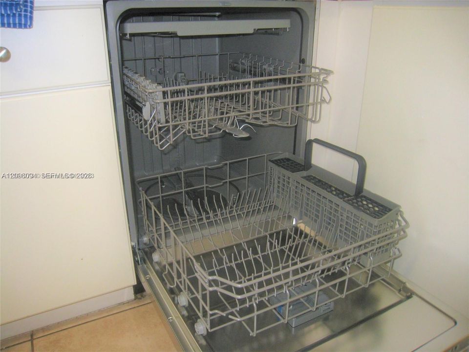 For Sale: $279,000 (2 beds, 2 baths, 817 Square Feet)