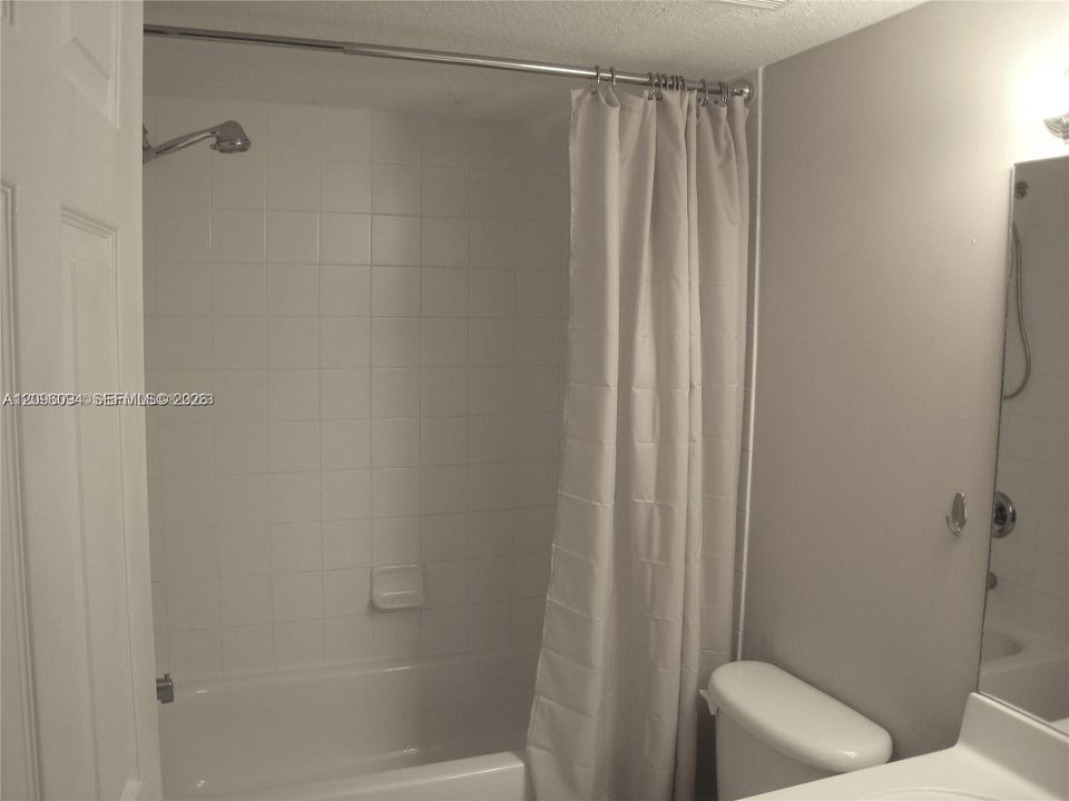 For Sale: $279,000 (2 beds, 2 baths, 817 Square Feet)