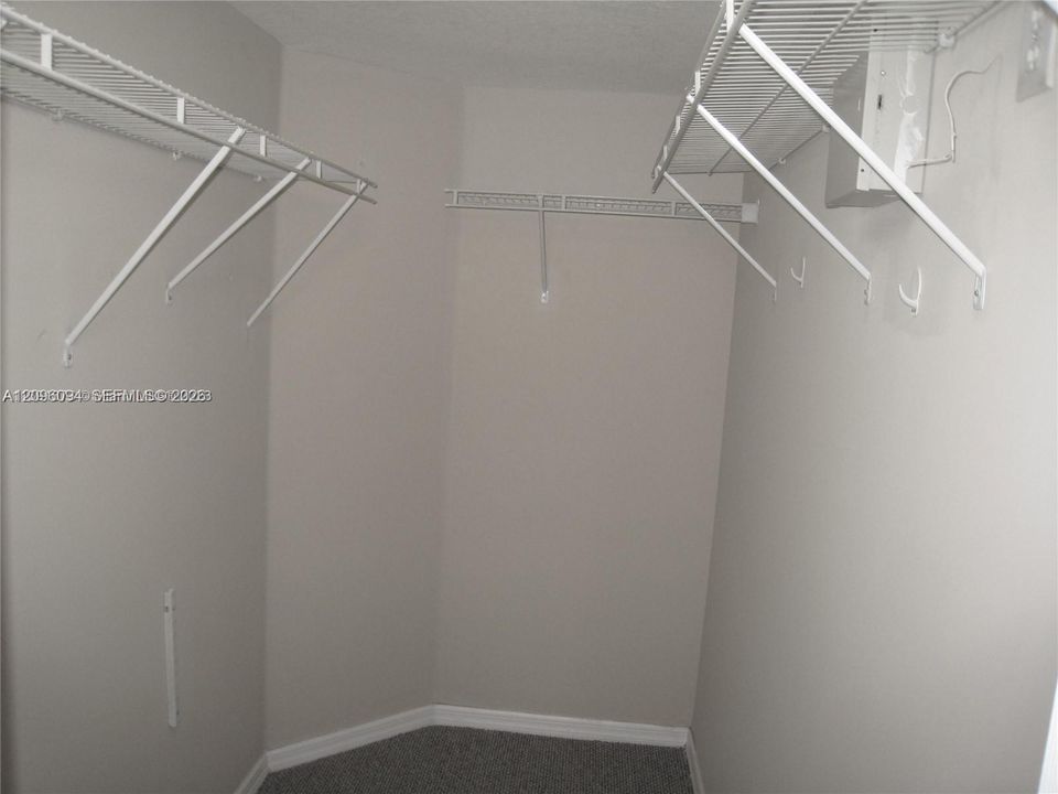 For Sale: $279,000 (2 beds, 2 baths, 817 Square Feet)