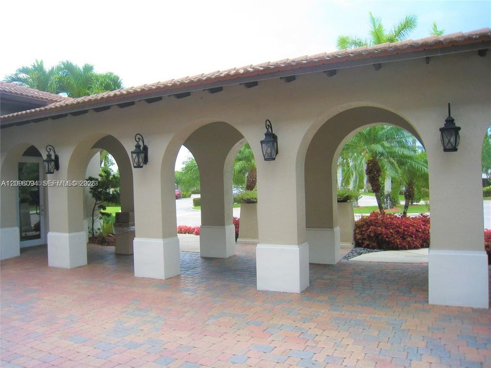 For Sale: $279,000 (2 beds, 2 baths, 817 Square Feet)