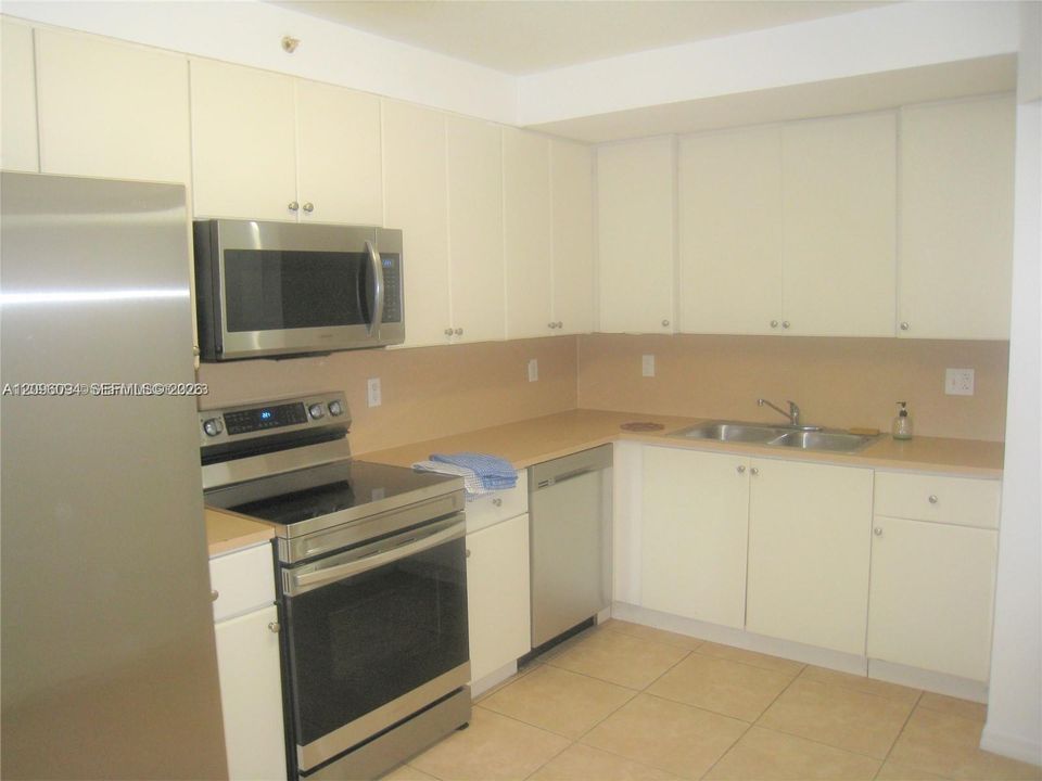 For Sale: $279,000 (2 beds, 2 baths, 817 Square Feet)