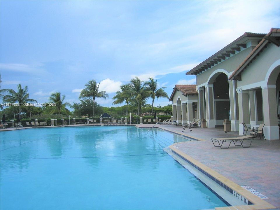 For Sale: $279,000 (2 beds, 2 baths, 817 Square Feet)