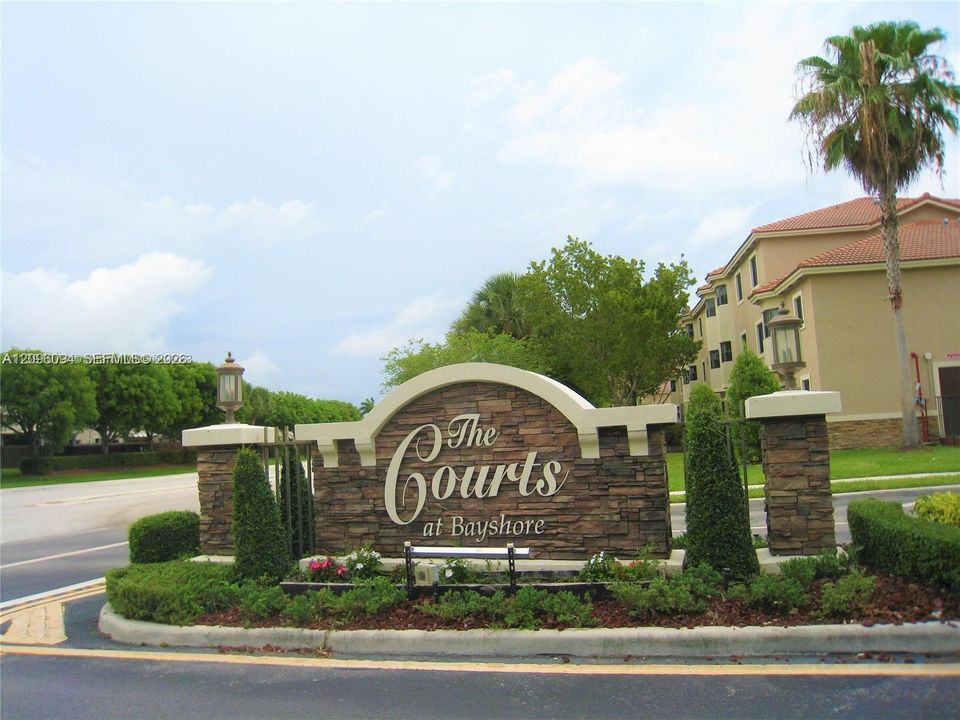 For Sale: $279,000 (2 beds, 2 baths, 817 Square Feet)