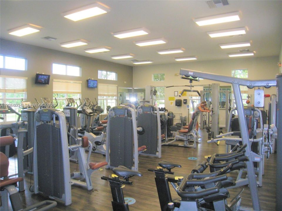 For Sale: $279,000 (2 beds, 2 baths, 817 Square Feet)